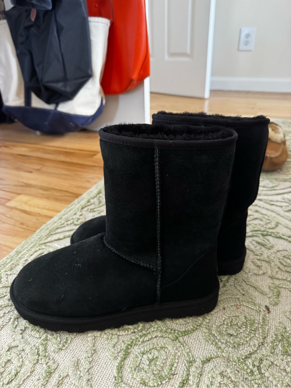 UGG Men’s Classic Short Boot, size 10